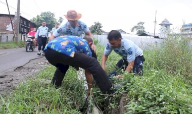 KA Rutan Medan dan Masyarakat bergandengan membersihkan gorong-gorong sebagai wujud peduli lingkungan