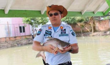Kepala Rutan Kelas I Medan Pimpin Gotong-royong Bersihkan Areal Kolam Ikan
