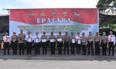 Sejumlah Warga Desa Parbangunan Madina Mendapat Reward Piagam Penghargaan Dari Kapolres