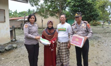 Kapolres Langkat Di Wakili Wakapolres Turun Langsung Berikan Bansos Kepada Warga Terdampak Banjir Di Padang Tualang