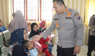 Kapolres Langkat Beri Bantuan Makanan Tambahan Kepada Anak