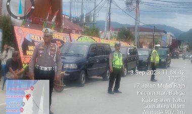 Satlantas Polres Toba Melaksanakan Pengamanan Dan Pengaturan Arus Lalu Lintas Dalam Rangka Perayaan Jubelium Monumen Raja Sonakmalela