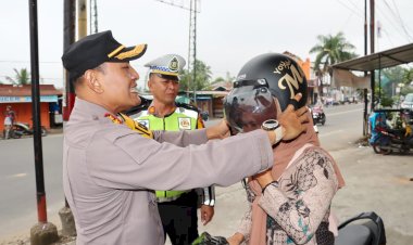 Puluhan Helm Gratis Di Bagikan Kapolres Padangsidimpuan Saat Operasi Zebra Toba Berlangsung 