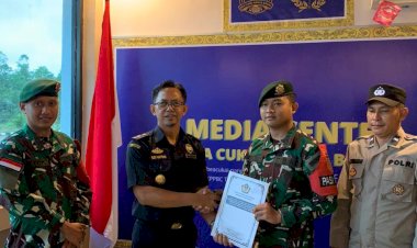 Satgas Pamtas Yonarmed 10/ Bradjamusti Serahkan Barang Hasil Pengumpulan Tangkapan Kepada Bea Cukai Nanga Badau