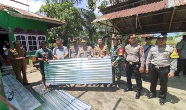 Kapolres Sergai bersama Kapolsek Firdaus Berkunjung Kerumah Warga Akibat Hujan Deras, Mengalami Kerusakan Atap Rumah.