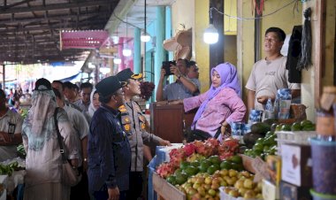 Pj. Walikota Letnan Pantau Harga Kebutuhan Pokok Di Pasar