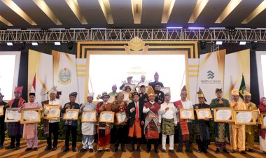 Penjabat Walikota Padangsidimpuan Terima Penghargaan Pembangunan Daerah Terbaik III Tahun 2024